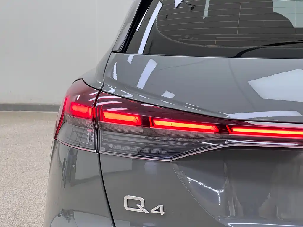 Audi Q4 e-tron 2022 — фото 11