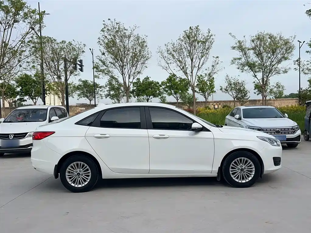 Ford Escort 2017 — фото 18