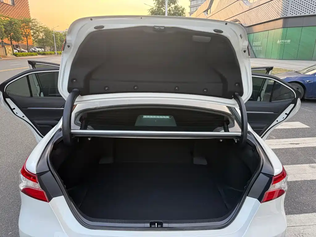 Toyota Camry 2023 — фото 21