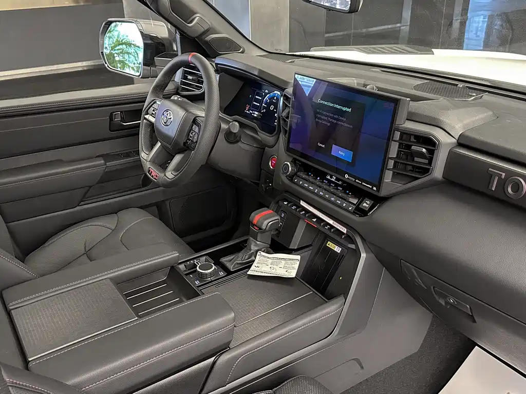 Toyota Sequoia — фото 11