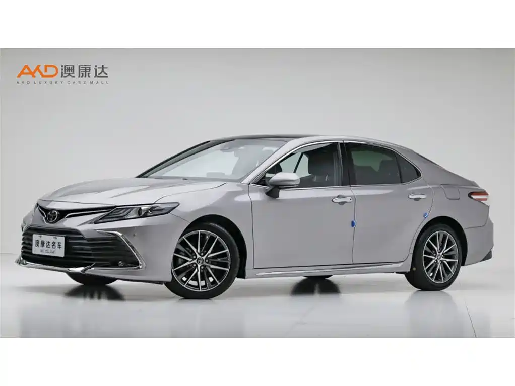 Toyota Camry 2023 — фото 1