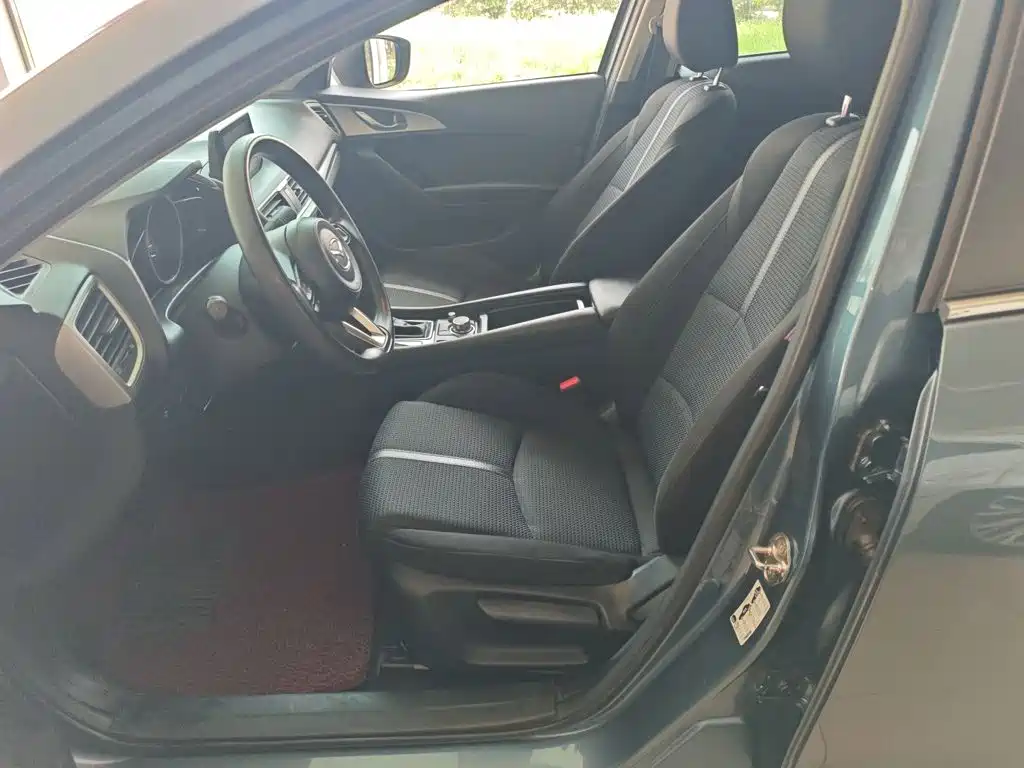 Mazda 3 Axela 2018 — фото 11
