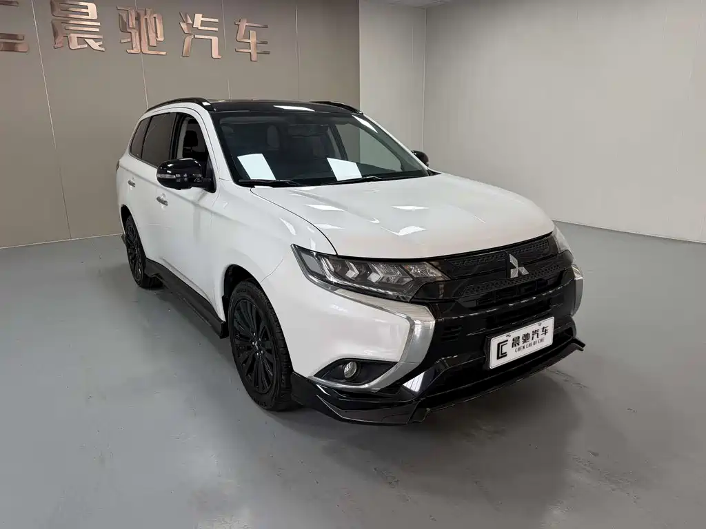 Mitsubishi Outlander 2023 — фото 3