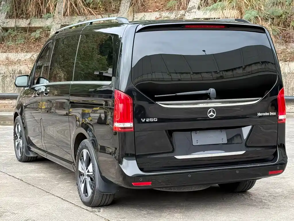Mercedes-Benz V-Class 2023 — фото 11