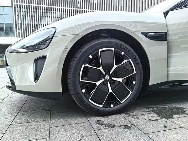 Xiaomi SU7 2024