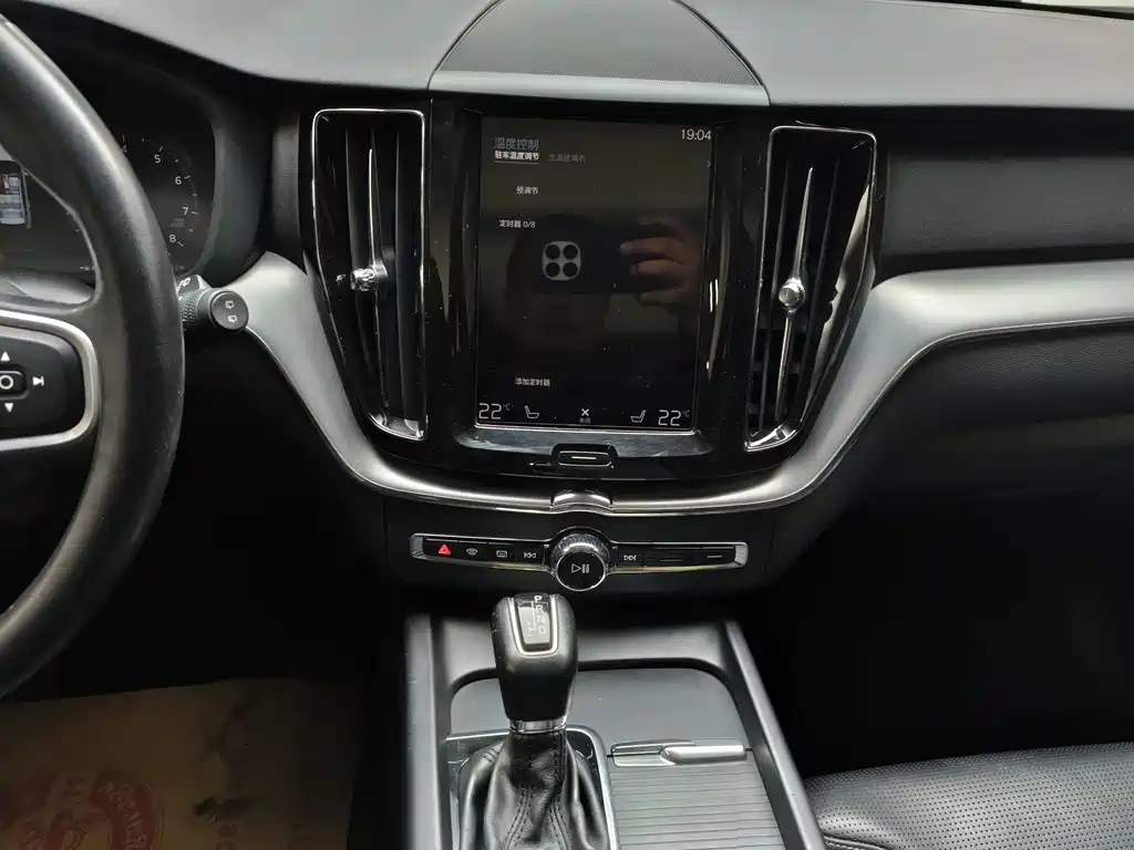 Volvo XC60 2018 — фото 32