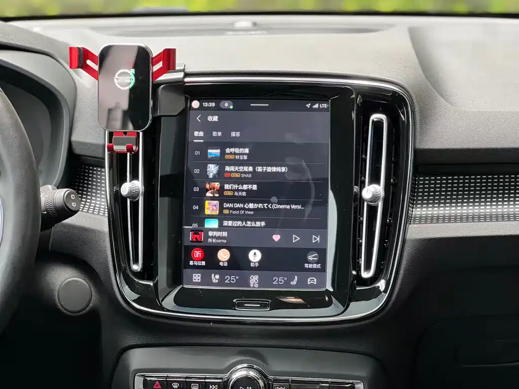 Volvo XC40 2022 — фото 18