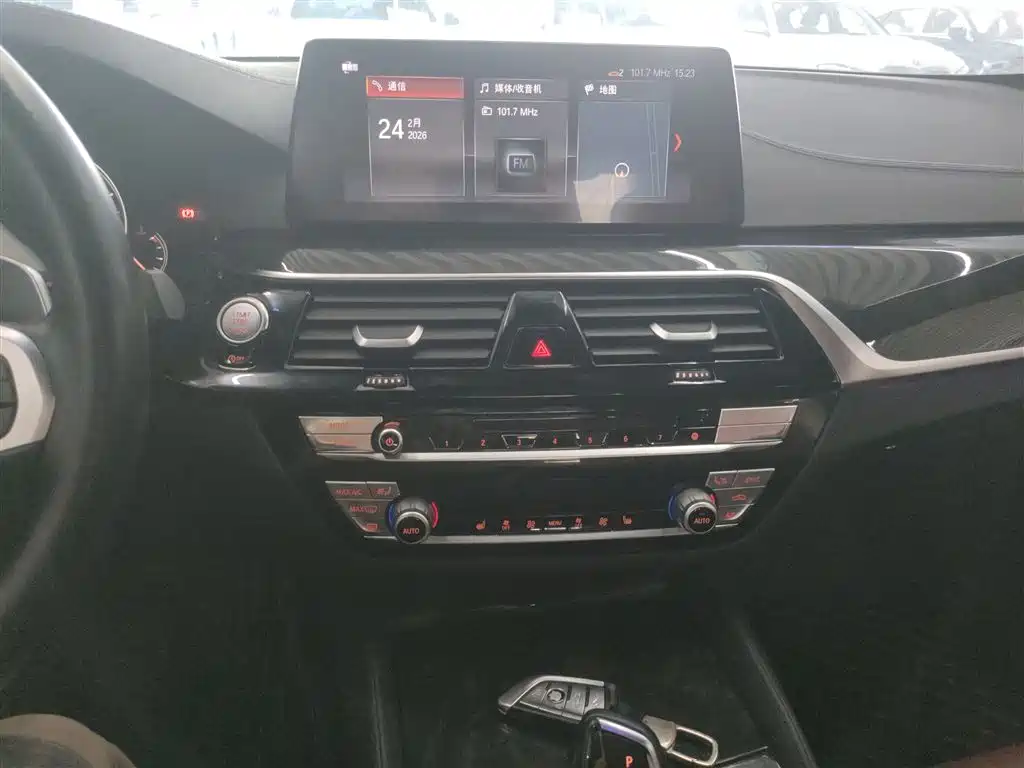 BMW 5 Series 2018 — фото 13
