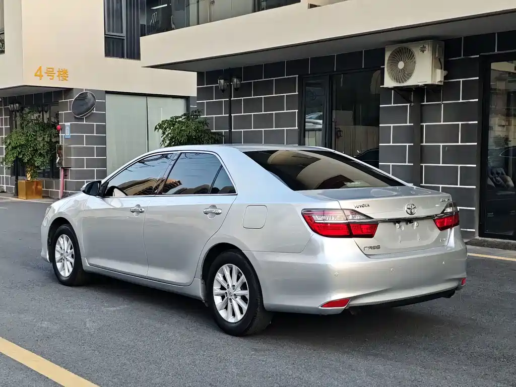 Toyota Camry 2016 — фото 6