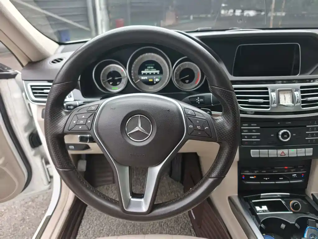 Mercedes-Benz E-Class 2015 — фото 9