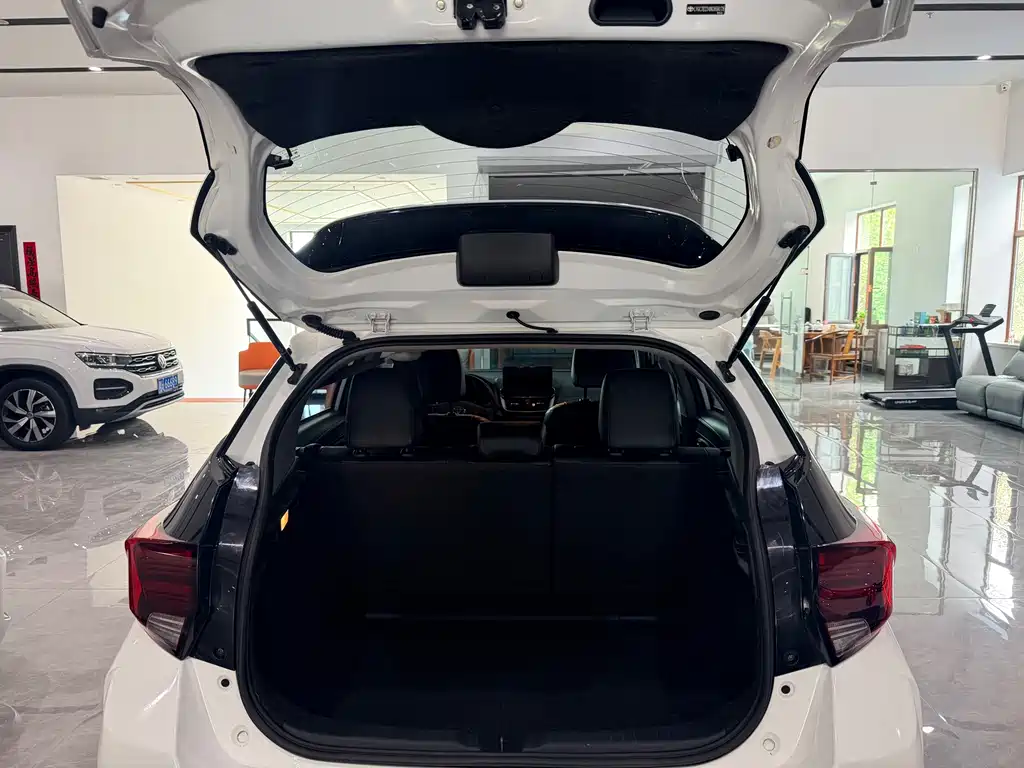 Toyota Yaris L 2022 — фото 16