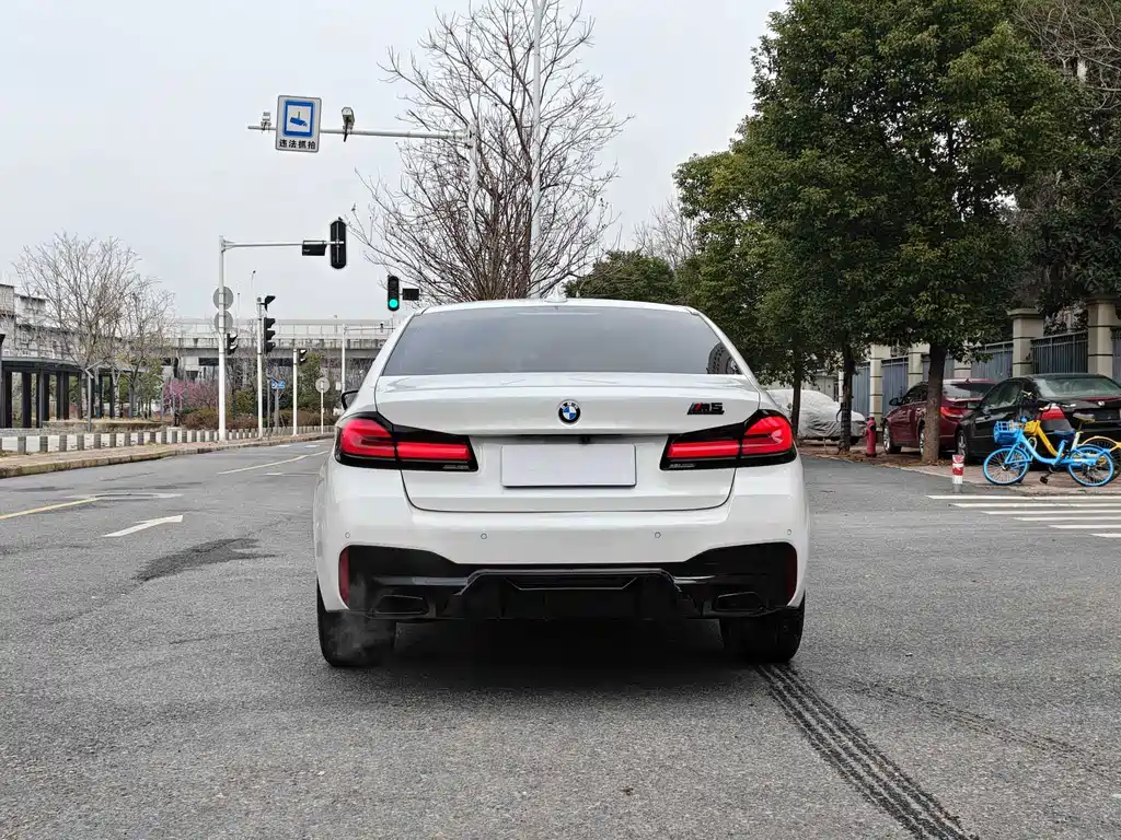 BMW 5 Series 2022 — фото 13