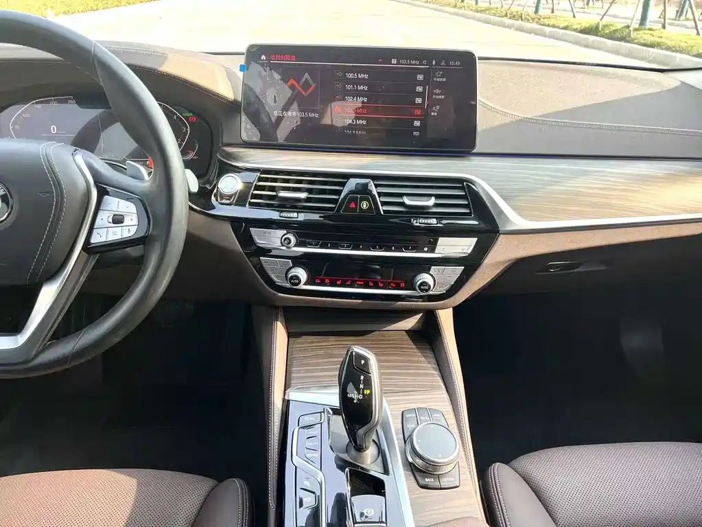 BMW 5 Series 2021 — фото 13