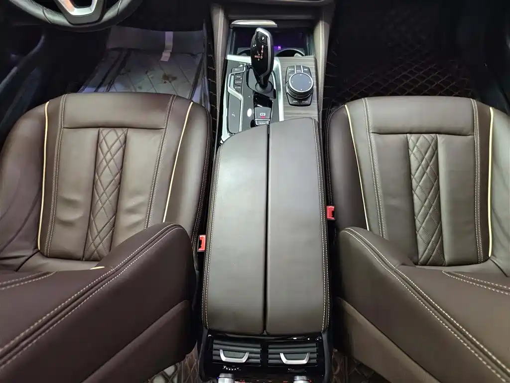BMW 5 Series 2019 — фото 15