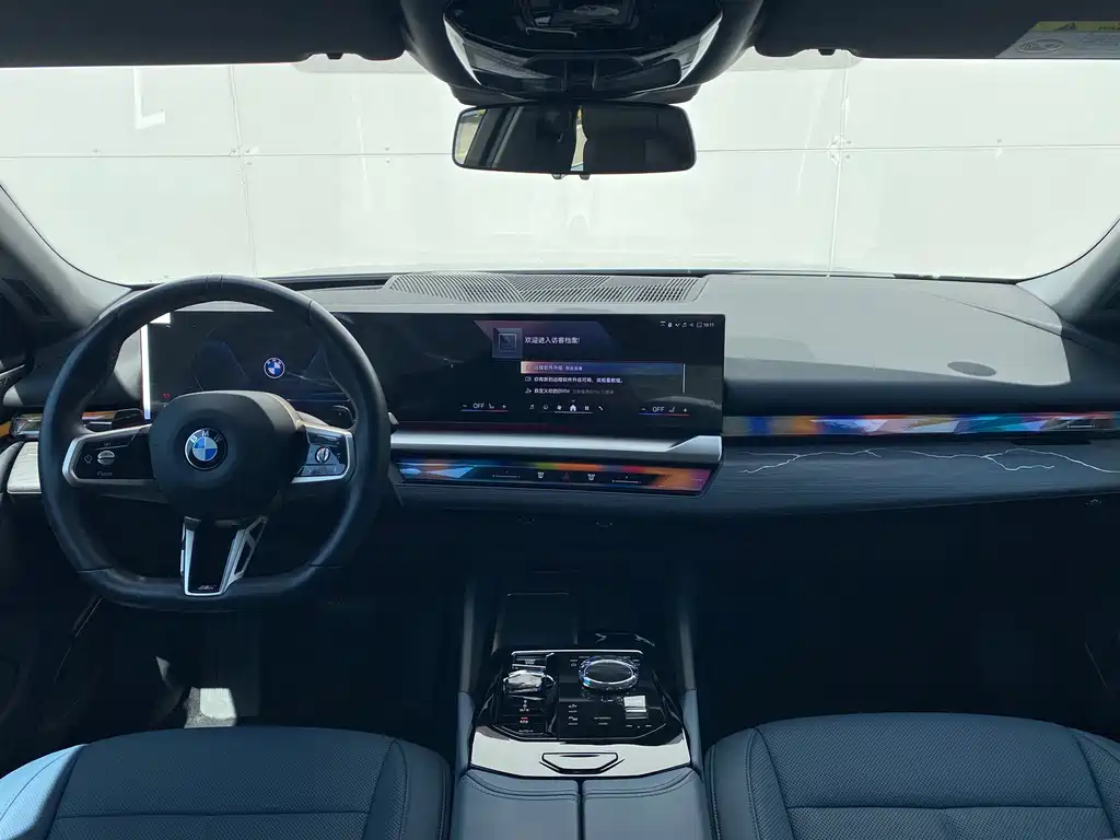 BMW 5 Series 2025 — фото 13
