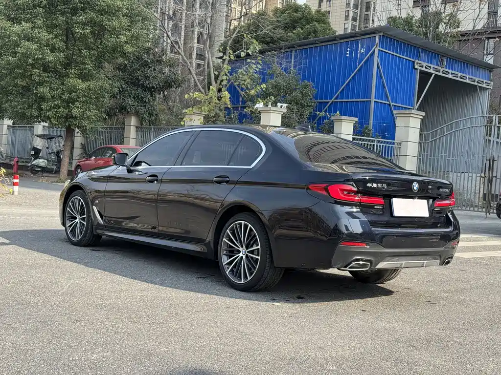 BMW 5 Series 2023 — фото 16