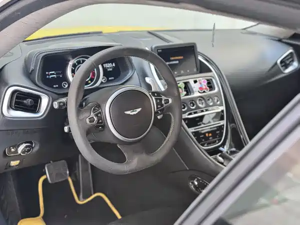 Aston Martin DB11 2019
