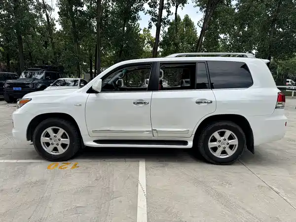 Lexus LX 2011