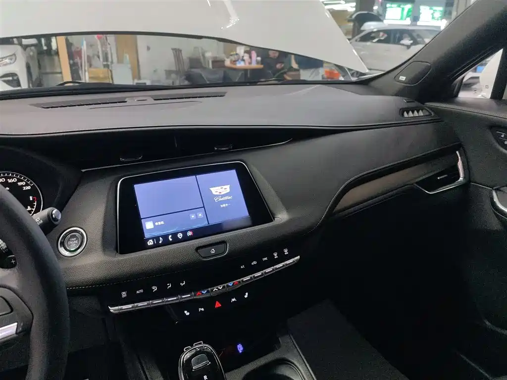 Cadillac XT4 2022 — фото 10