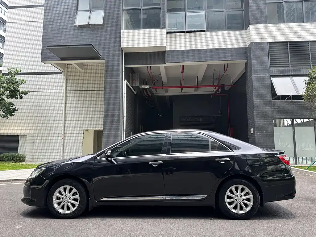 Toyota Camry 2017 — фото 7