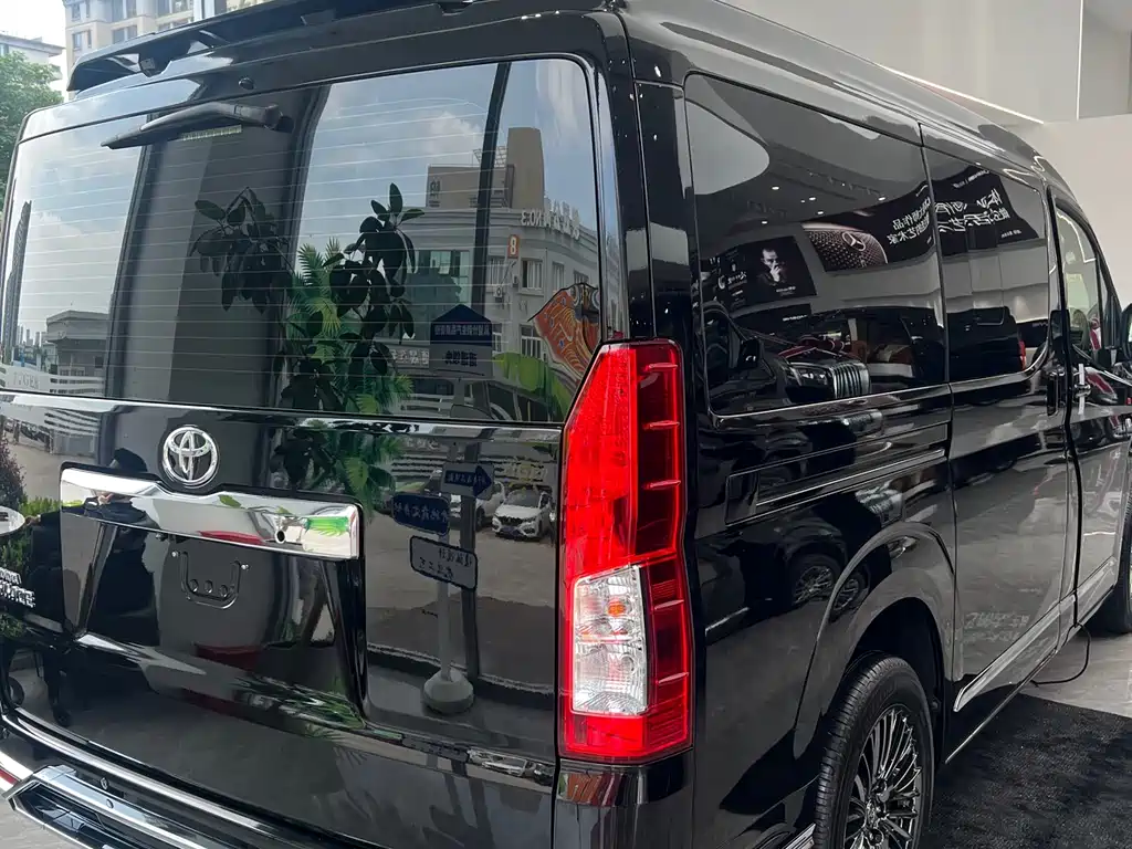 Toyota Hiace — фото 18
