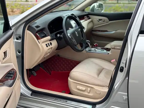Toyota Crown 2013