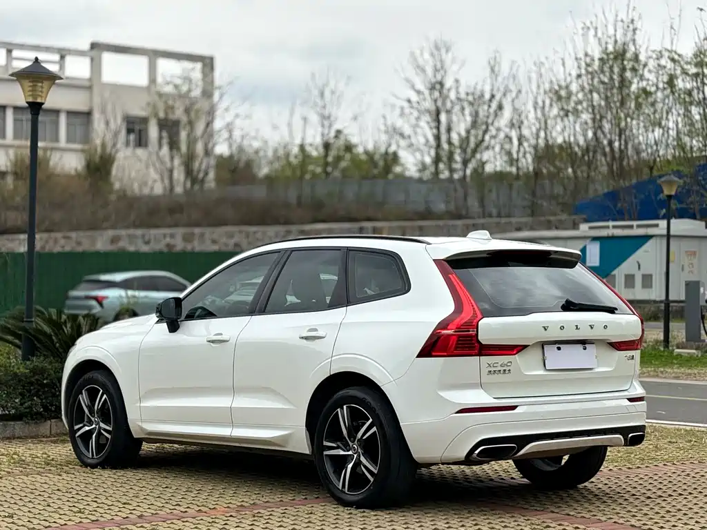 Volvo XC60 2020 — фото 11