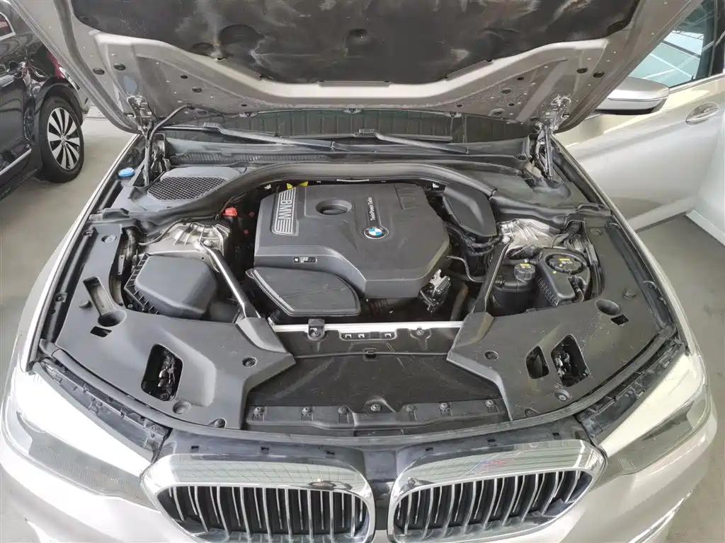 BMW 5 Series 2017 — фото 16