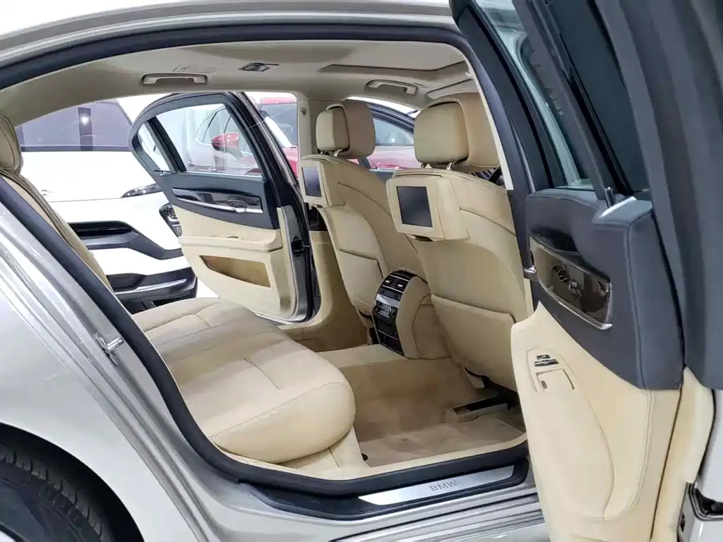 BMW 7 Series 2010 — фото 10