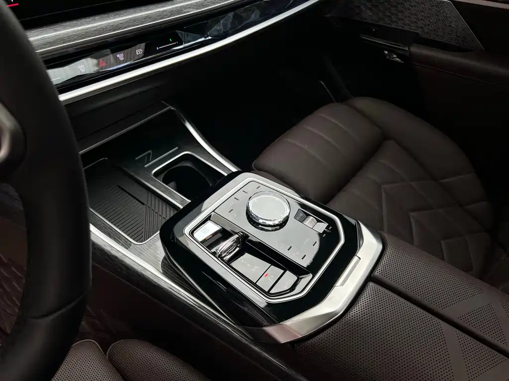 BMW 7 Series 2024 — фото 12