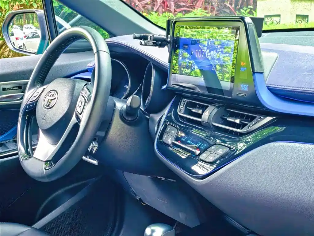 Toyota C-HR 2018 — фото 12
