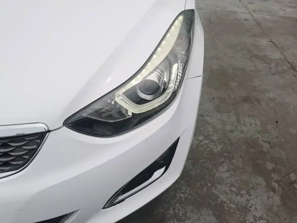 Hyundai Elantra 2016 — фото 24