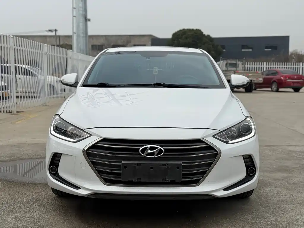 Hyundai Elantra 2016 — фото 1