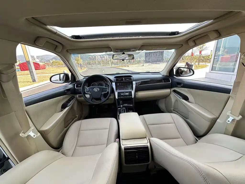 Toyota Camry 2016 — фото 12