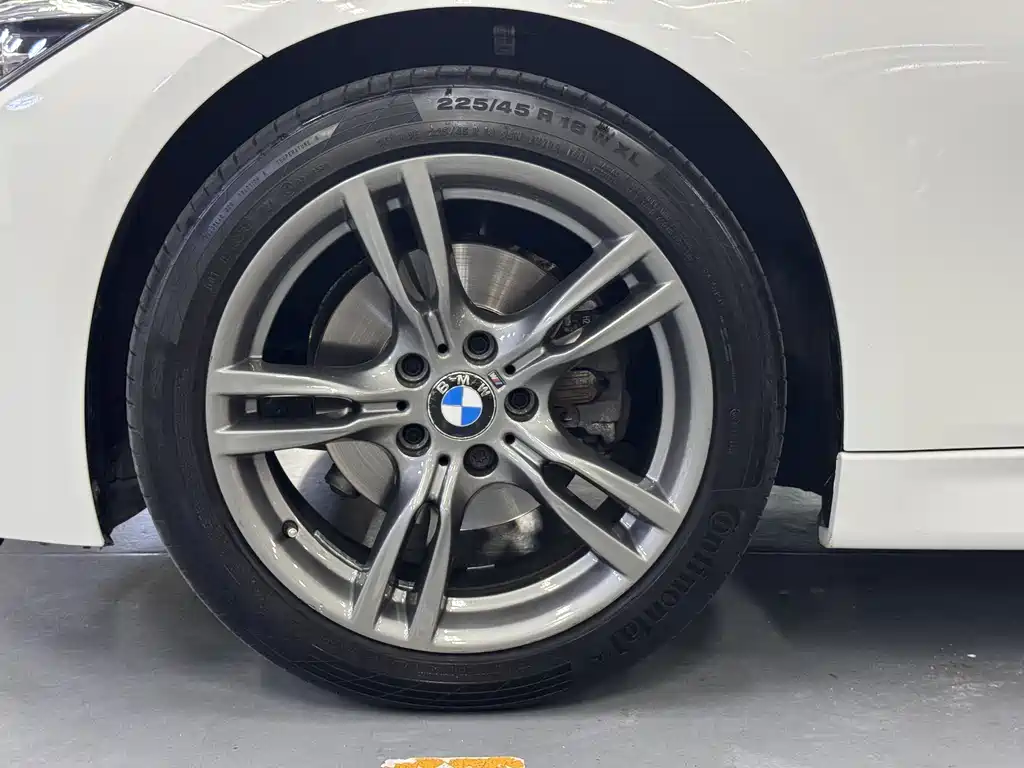 BMW 3 Series 2018 — фото 20