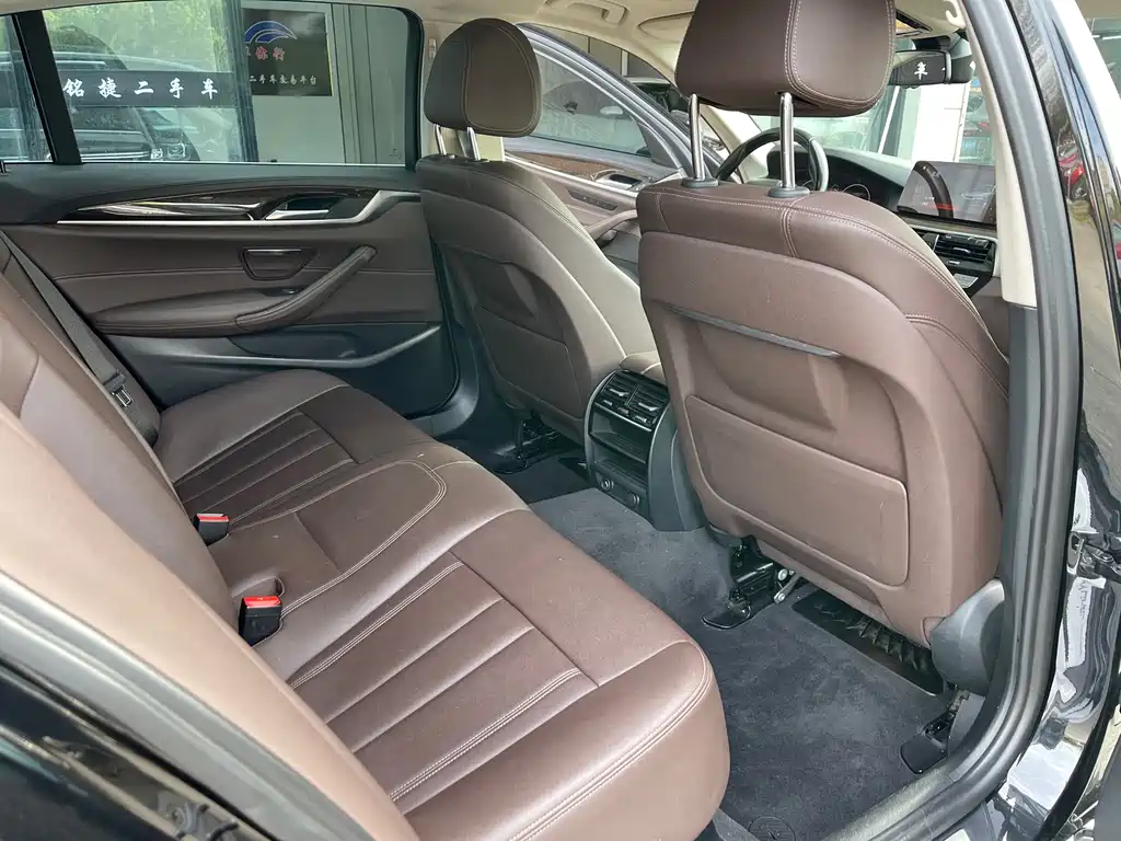 BMW 5 Series 2019 — фото 13