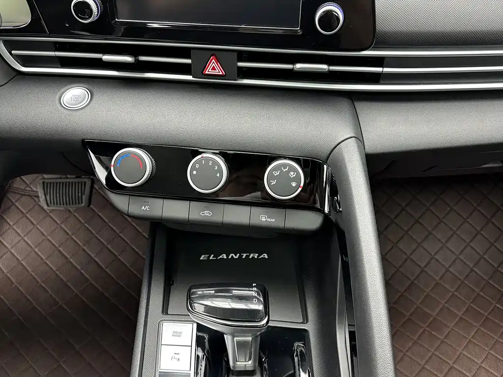 Hyundai Elantra 2023 — фото 16