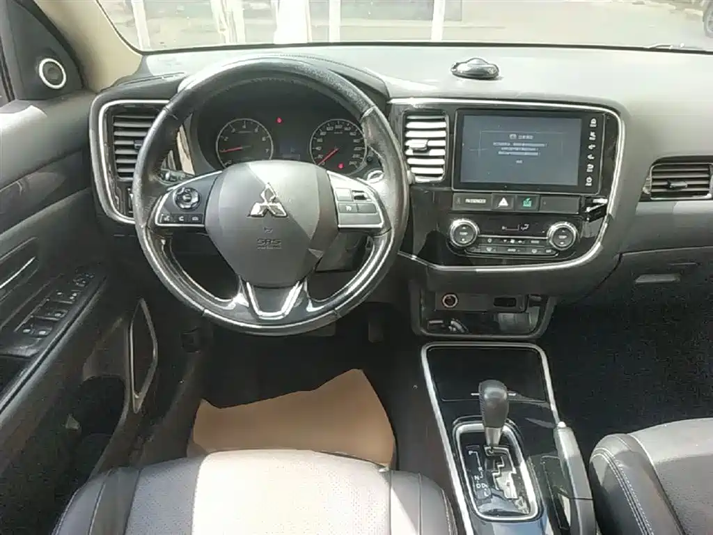 Mitsubishi Outlander 2018 — фото 11