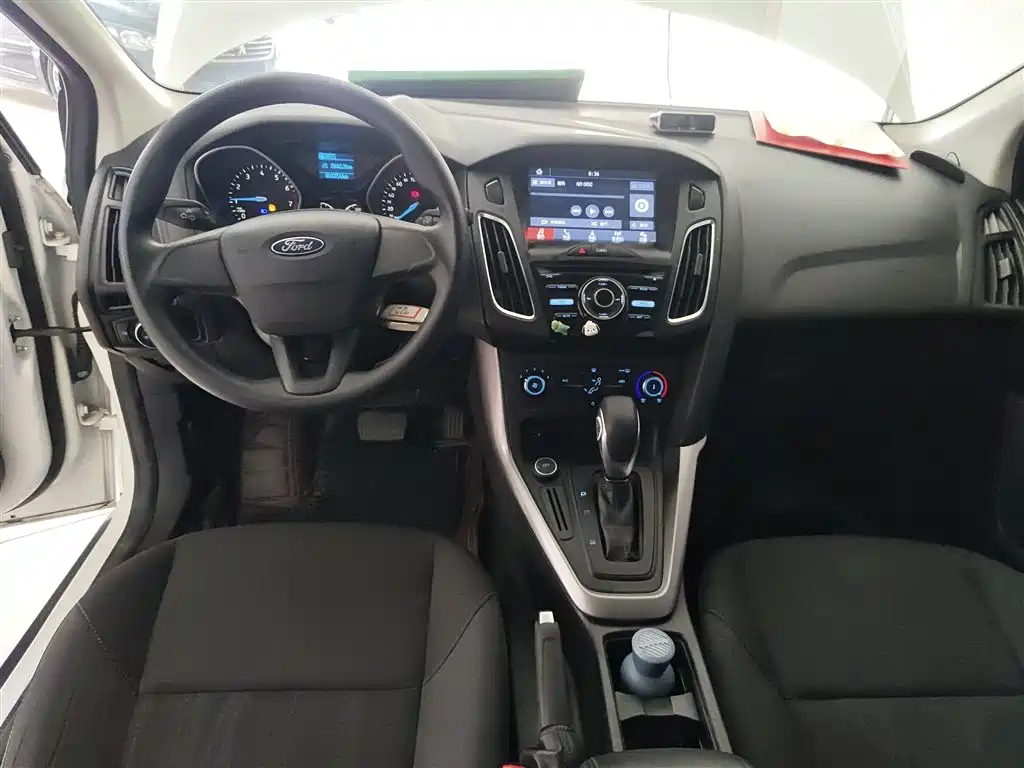 Ford Focus 2018 — фото 10
