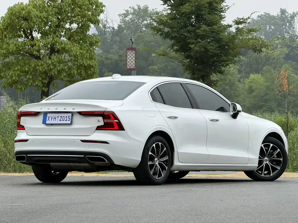 Volvo S60 2021 — фото 16