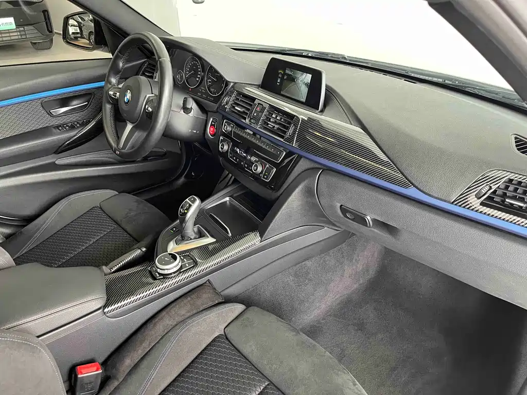 BMW 3 Series 2018 — фото 19