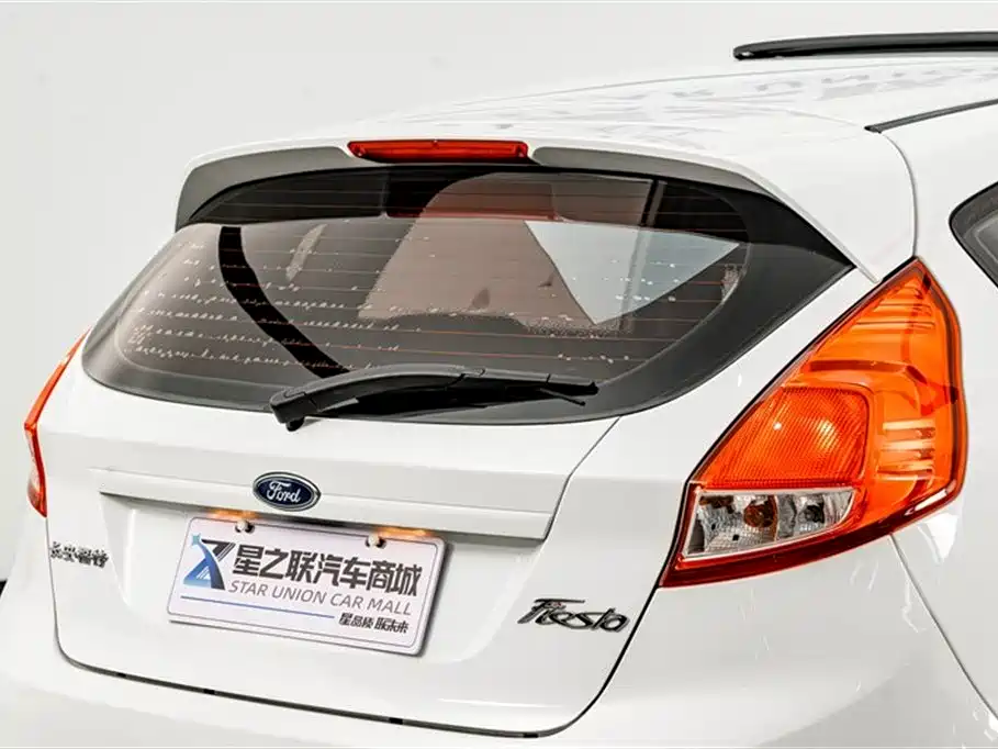 Ford Fiesta 2015 — фото 8