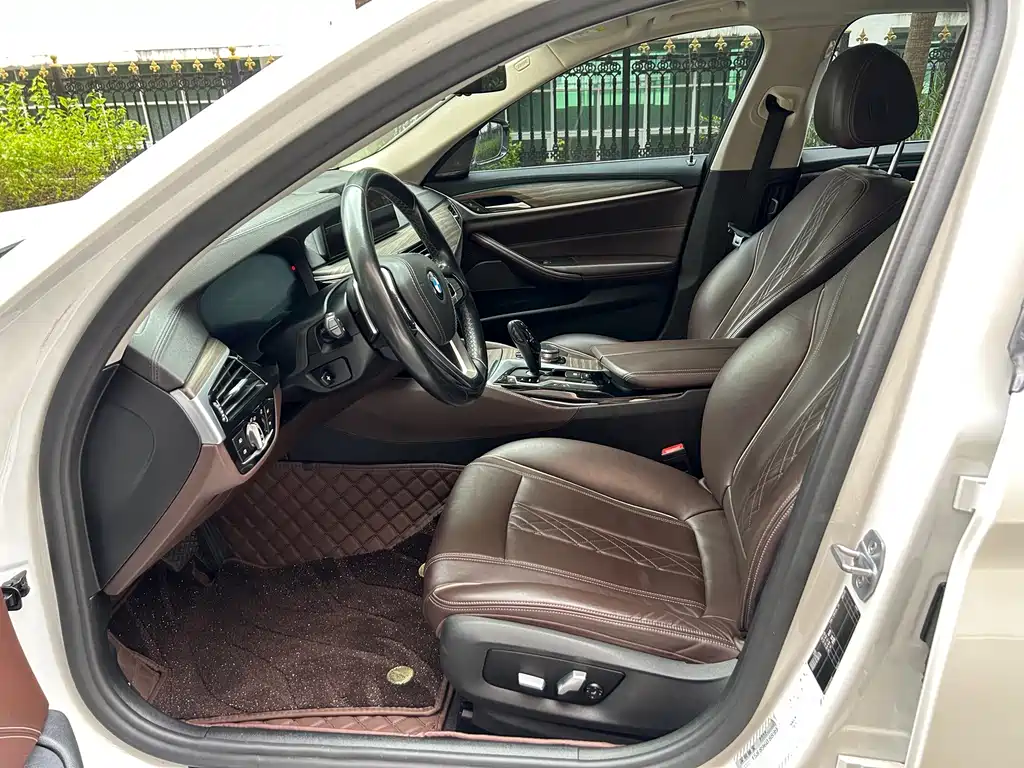 BMW 5 Series 2019 — фото 12