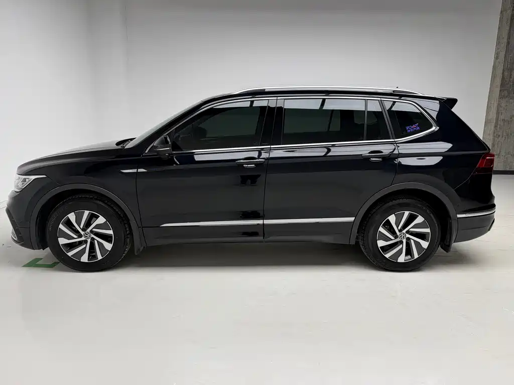 Volkswagen Tiguan L Plug-In Hybrid 2023 — фото 9