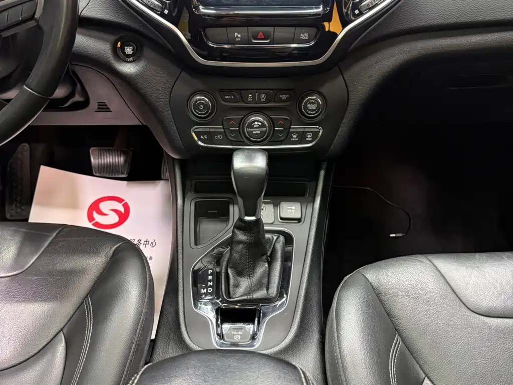 Jeep Cherokee 2019 — фото 12