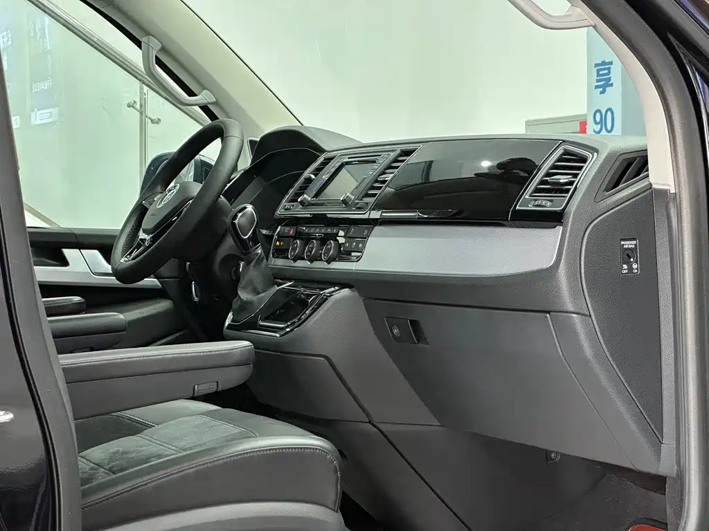 Volkswagen Multivan 2017 — фото 13