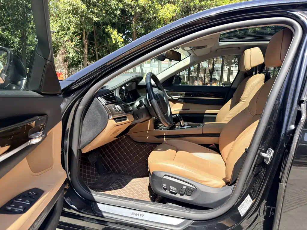 BMW 7 Series 2013 — фото 10