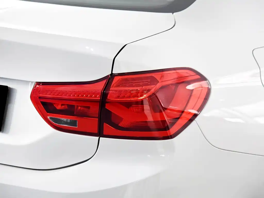 BMW 1 Series 2018 — фото 20