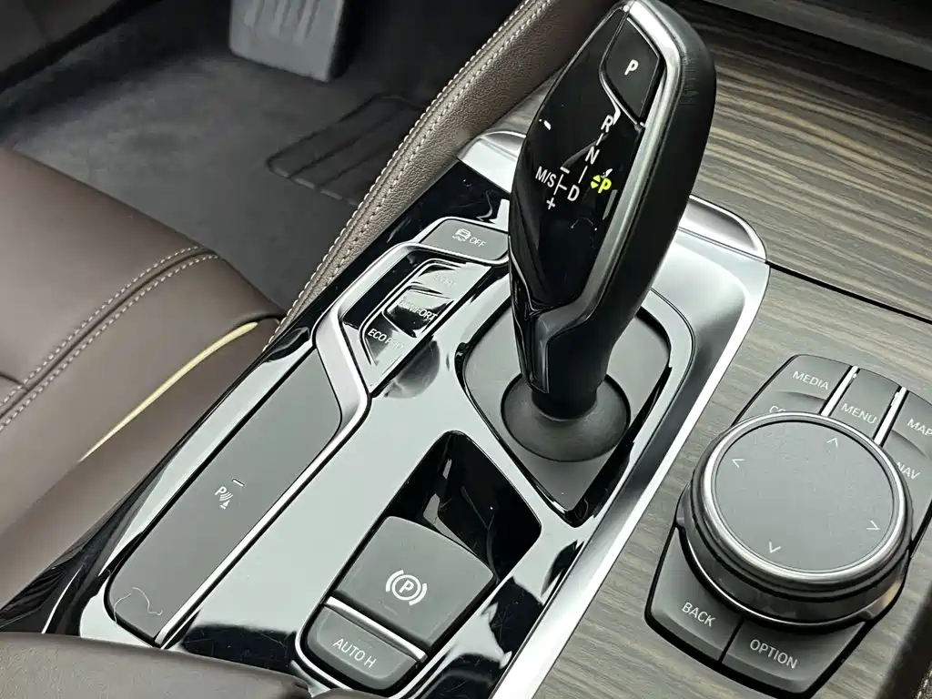 BMW 5 Series 2018 — фото 22