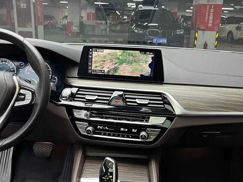 BMW 5 Series 2018 — фото 26